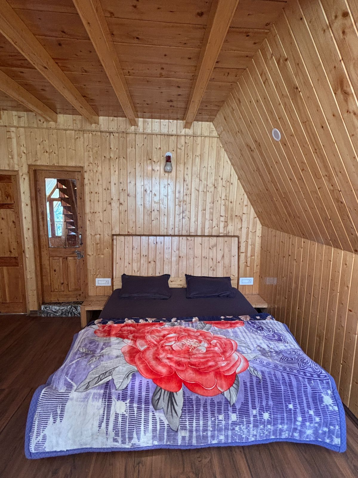 Single Room at Emberwood Jibhi - Cozy Accommodation for 1-2 Guests